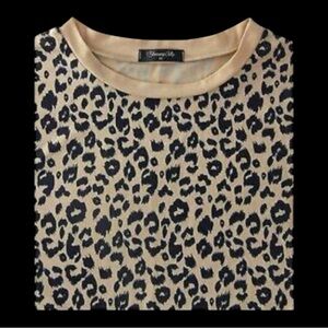 Blooming Jelly Leopard Print V-Neck Top ~
Like New    size Medium